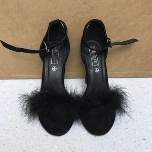 ‼️🚫SOLD🚫‼️ Heels w/ fur accent
